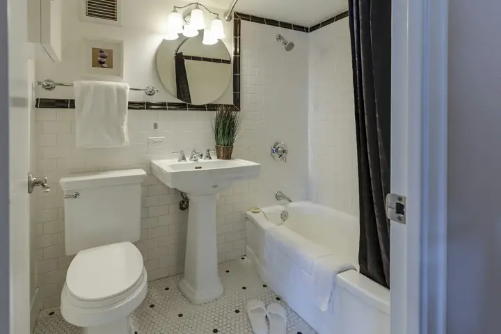 Baño con WC, lavamanos de pedestal y tina