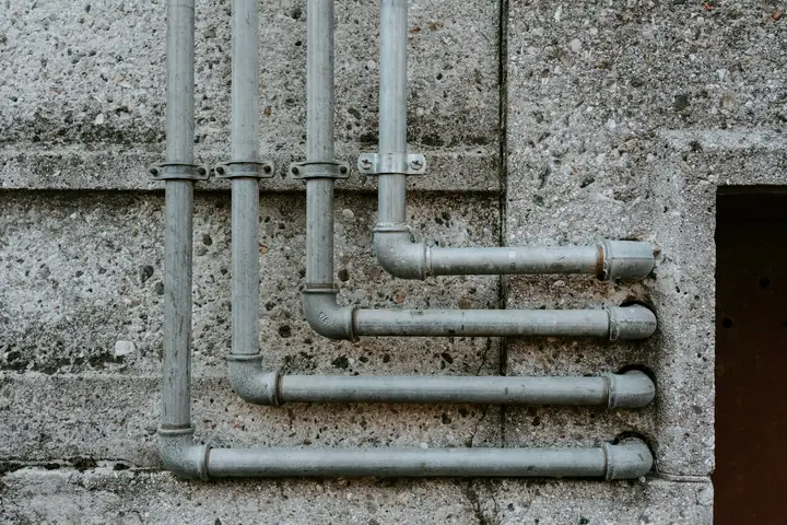 Cañerías a la vista sobre un muro de hormigón