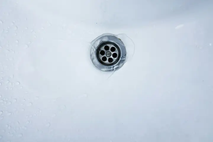 Desagüe de un lavamanos blanco