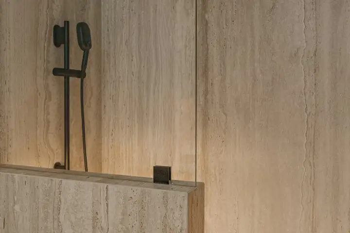 Ducha con revestimiento de travertino