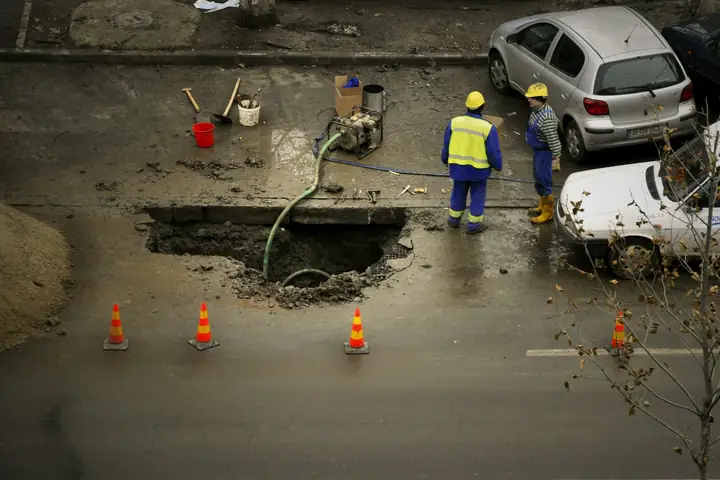 Excavación en la calle para reparar una tubería