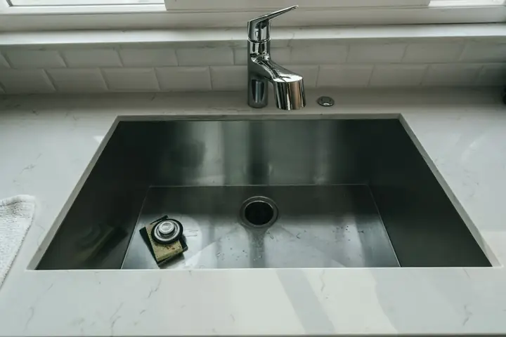 Lavaplatos de acero con el desagüe a la vista