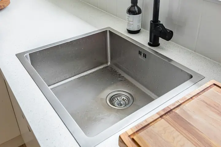 Lavaplatos de acero en una cubierta blanca