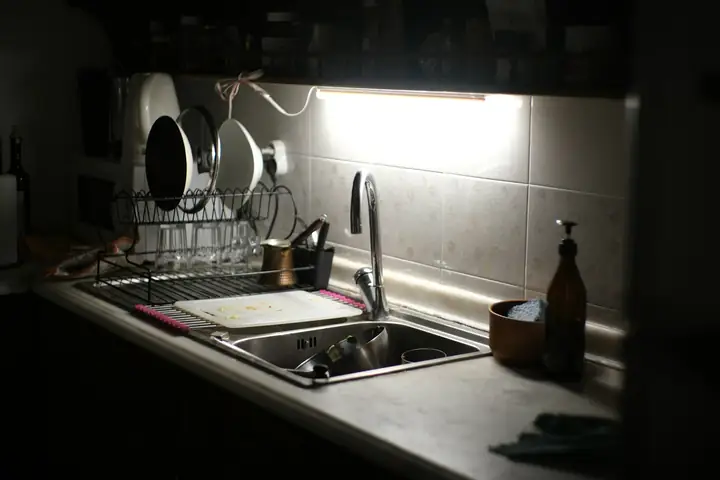 Lavaplatos con loza en el escurridor de una cocina