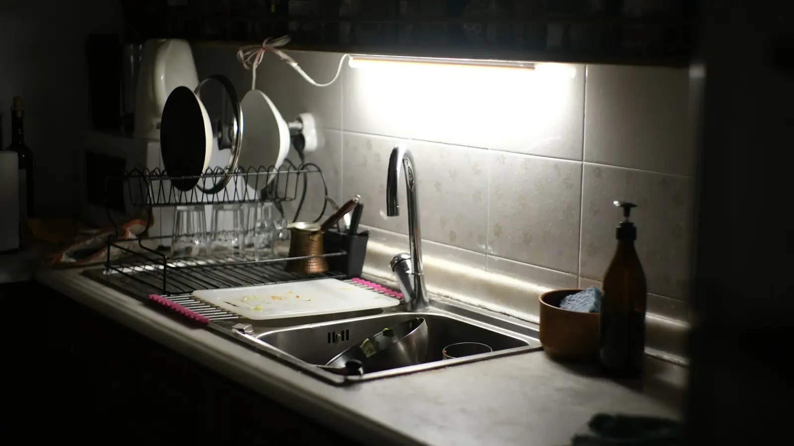 Lavaplatos con loza en el escurridor de una cocina