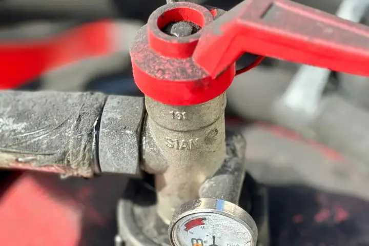 Manómetro y válvula roja de una red de agua