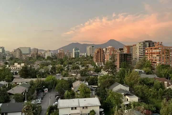 Barrio de casas con árboles y cerros de Santiago