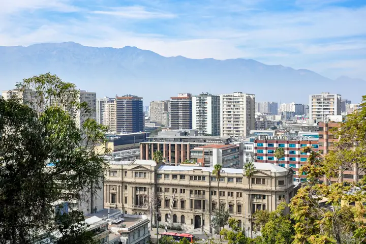 Centro de Santiago con la cordillera