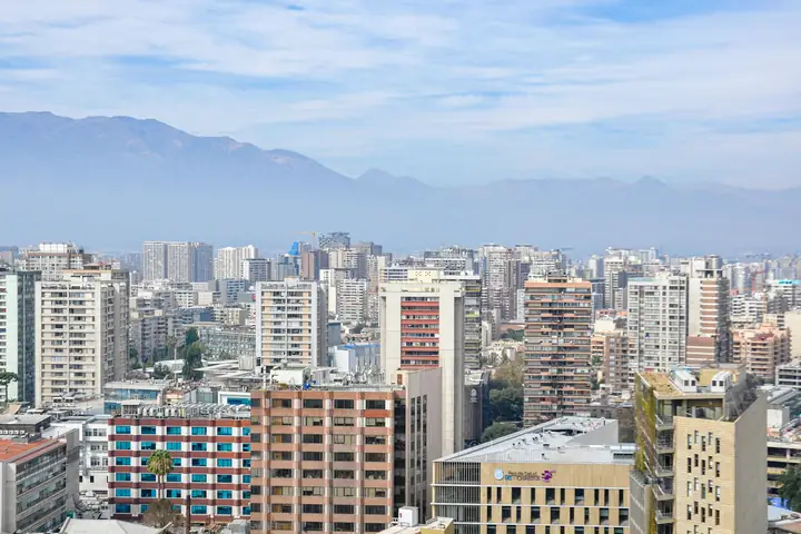 Santiago extendido hacia la cordillera