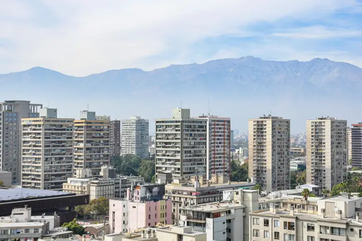 Edificios de Santiago con la cordillera de fondo