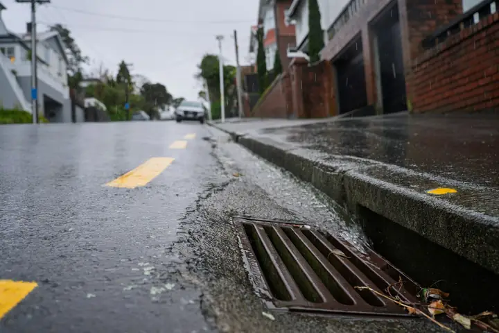 Sumidero de aguas lluvias en una calle residencial