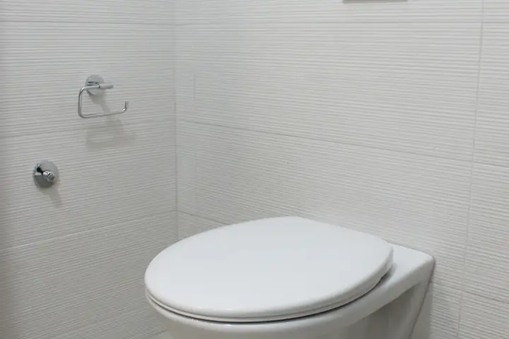 WC suspendido en un baño de cerámica blanca